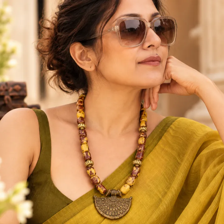 Peeli Mitti — Vintage Howlite Pendant Neckpiece