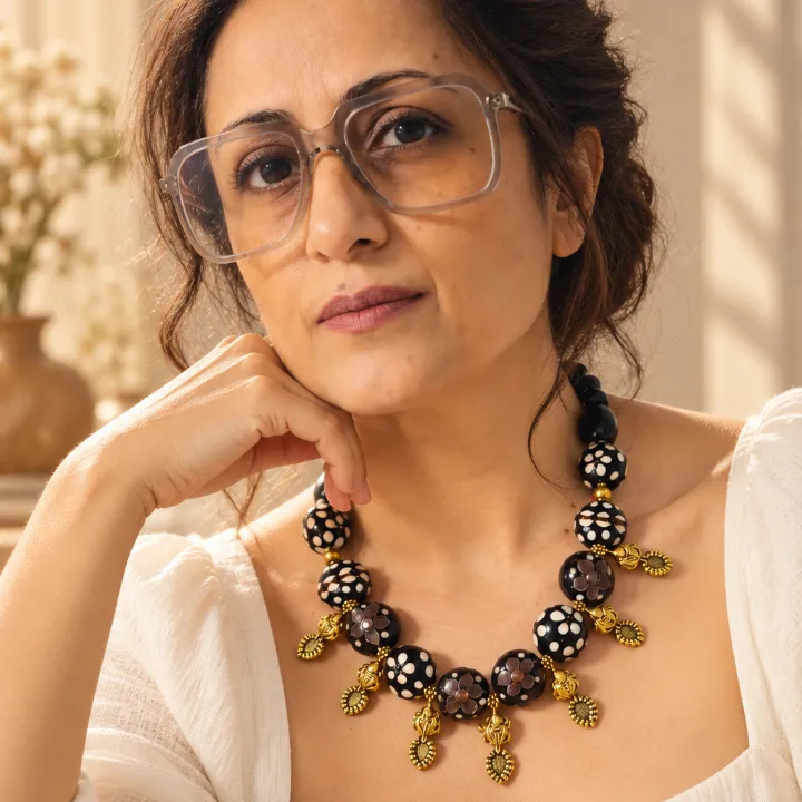 Kaala Gajmukhi Gul — The Floral Statement Neckpiece